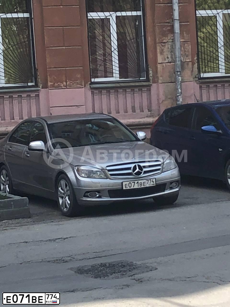 Фото автомобиля MERCEDES C-KLASSE, 2007 — госномер Е071ВЕ774. Цвет: СЕРО-БЕЖЕВЫЙ