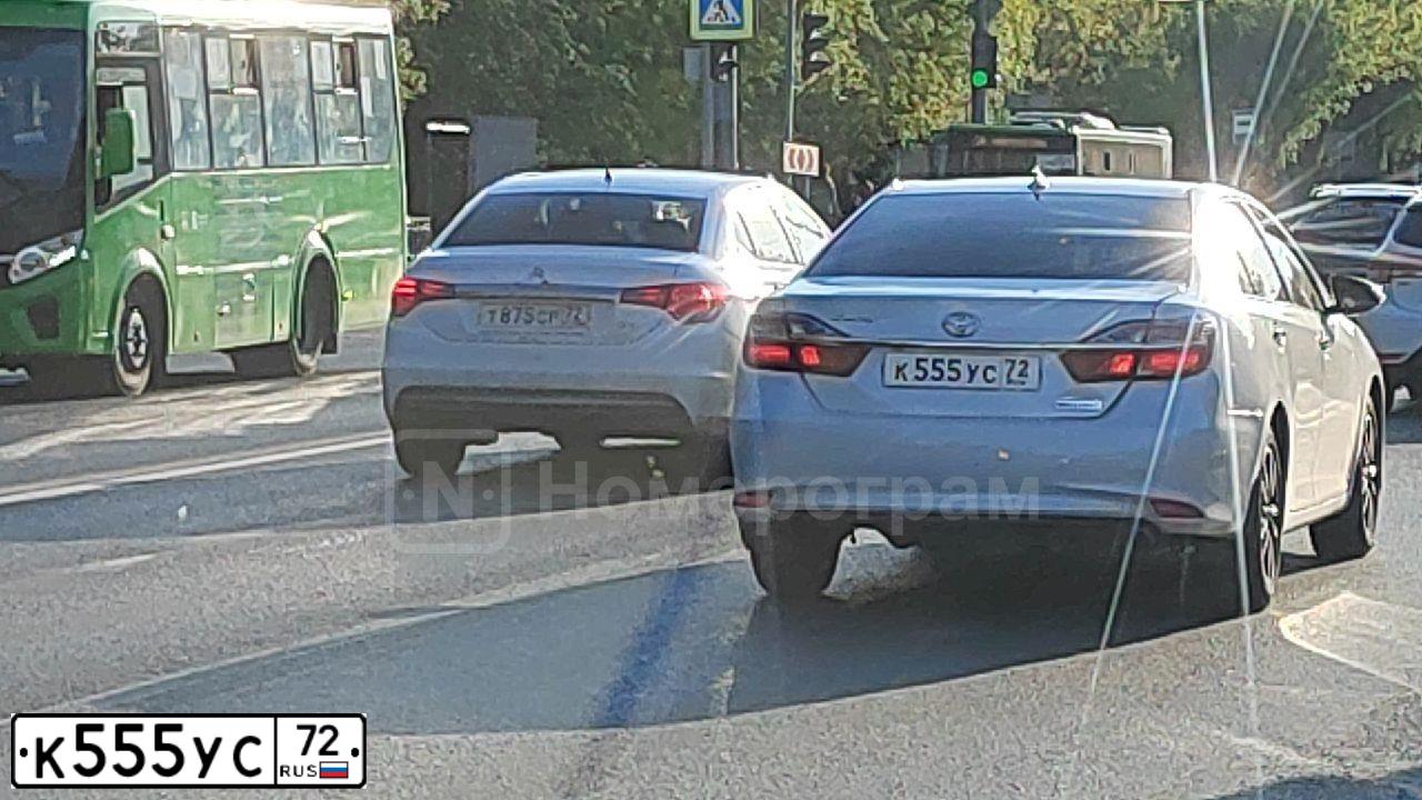 Фото автомобиля TOYOTA CAMRY, 2017 — госномер К555УС72. Цвет: БЕЛЫЙ ПЕРЛАМУТР