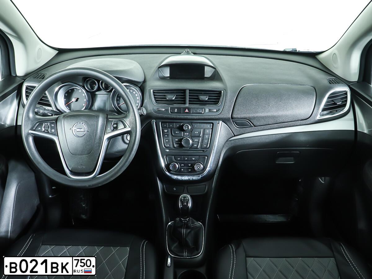 Фото автомобиля OPEL MOKKA, 2014 — госномер В021ВК750. Цвет: Белый