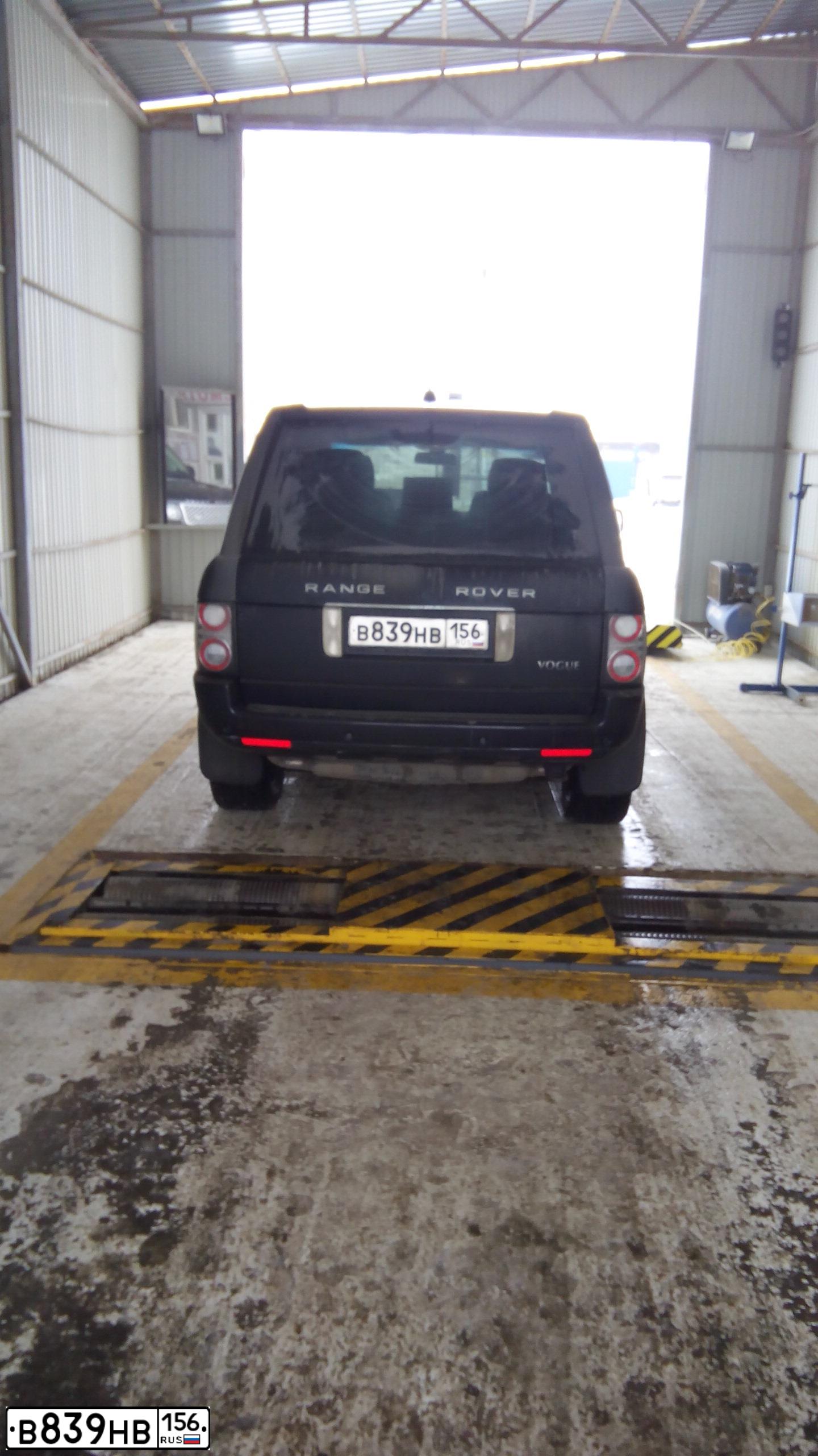Фото автомобиля LANDROVER RANGE ROVER, 2006 — госномер С882КР98. Цвет: Темно-синий