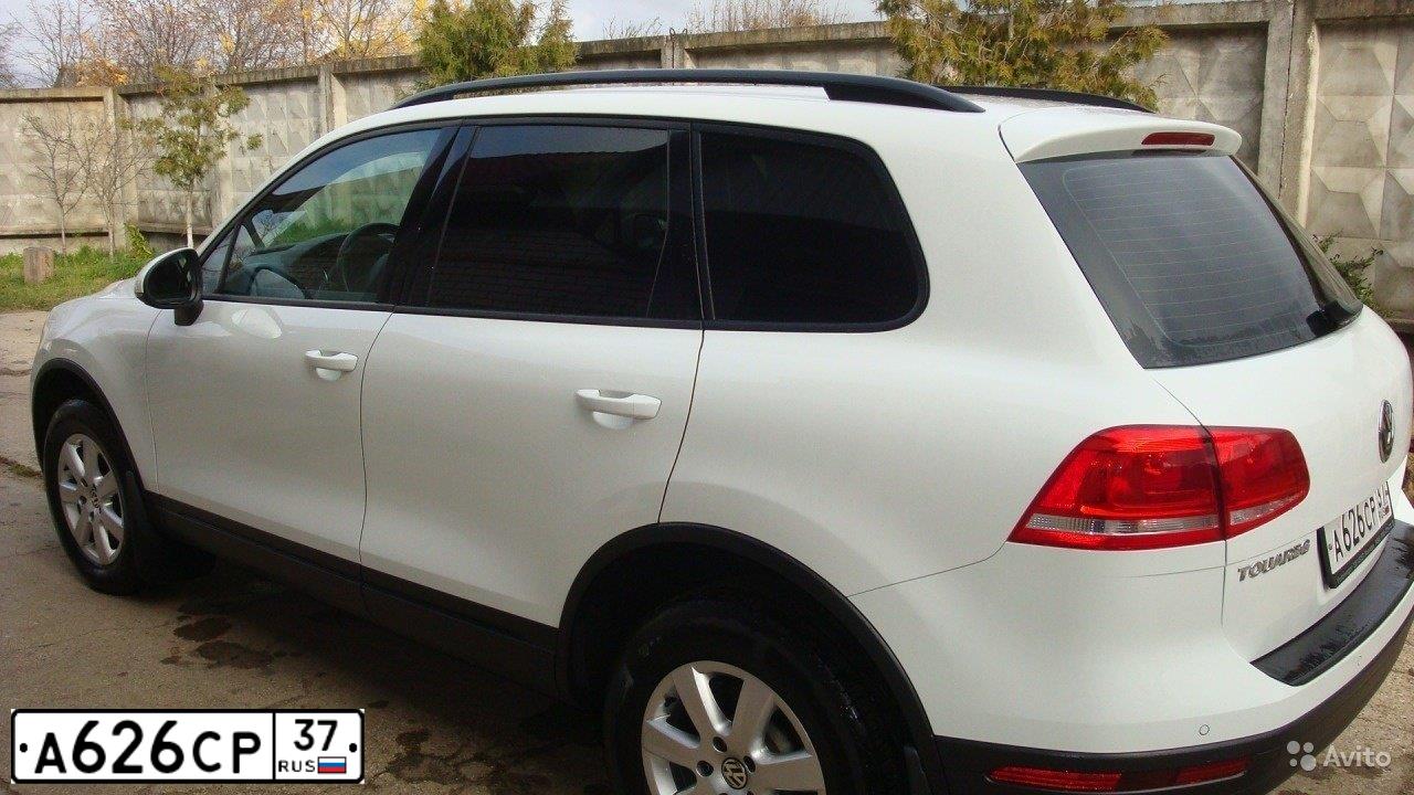 Фото автомобиля VOLKSWAGEN TOUAREG, 2015 — госномер В528ВУ37. Цвет: БЕЛЫЙ