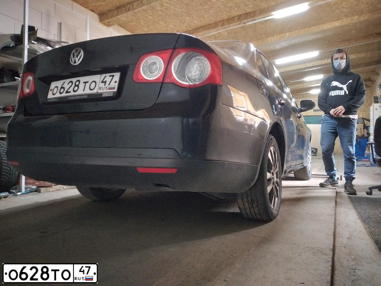 Фото автомобиля VOLKSWAGEN JETTA, 2010 — госномер О628ТО47. Цвет: ЧЕРНЫЙ