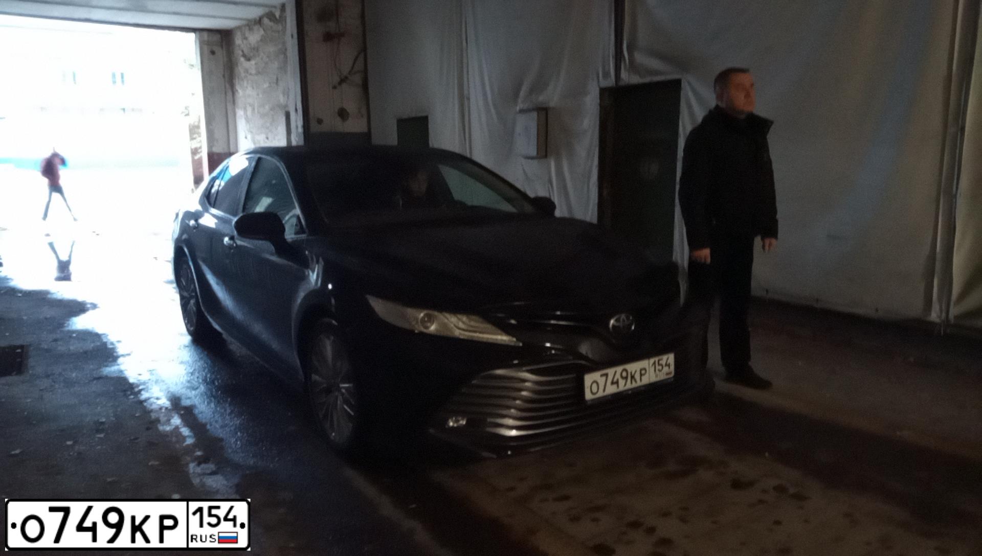Фото автомобиля TOYOTA CAMRY, 2019 — госномер Р529ЕН136. Цвет: ЧЕРНЫЙ МЕТАЛИК