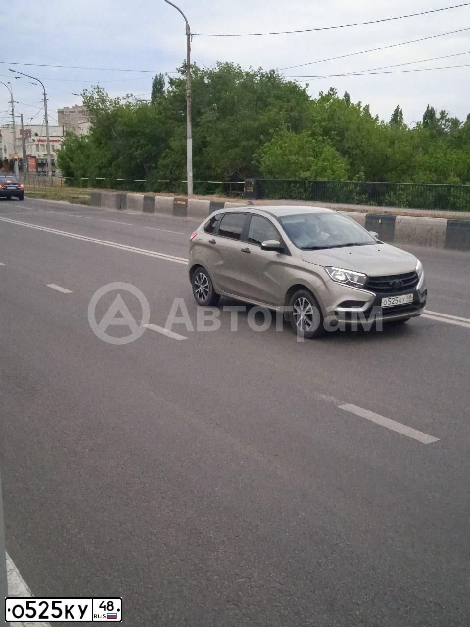 Фото автомобиля LADA XRAY, 2019 — госномер О525КУ48. Цвет: СЕРО-БЕЖЕВЫЙ
