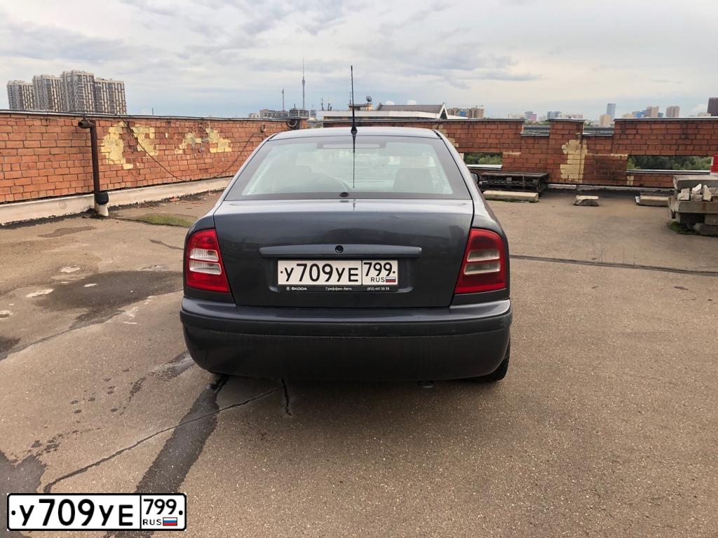 Фото автомобиля SKODA OCTAVIA, 2007 — госномер У709УЕ799. Цвет: ТЕМНО-СЕРЫЙ