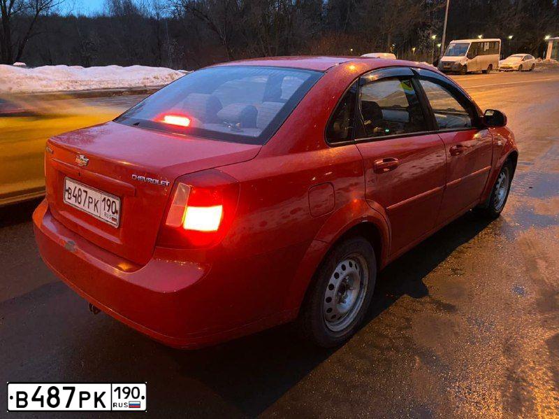 Фото автомобиля CHEVROLET LACETTI, 2005 — госномер В487РК190. Цвет: Красный