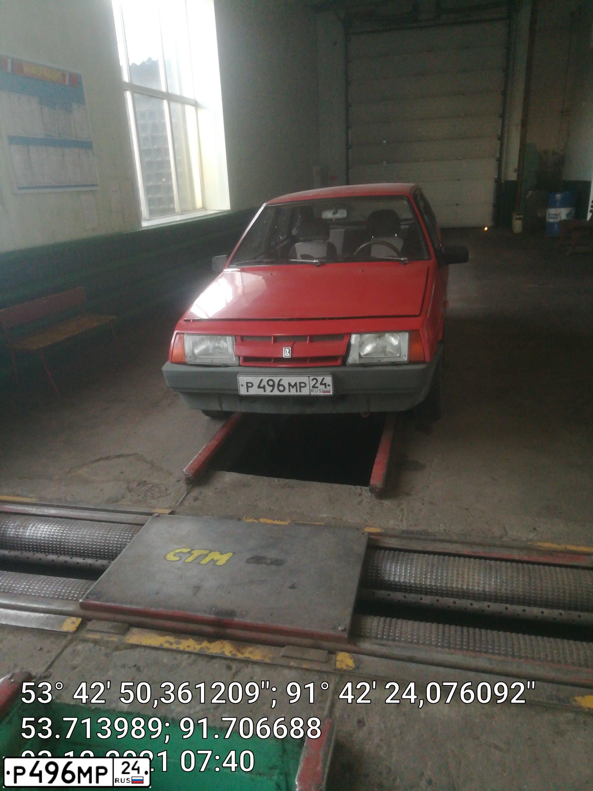 Фото автомобиля LADA 2109 SAMARA, 1990 — госномер Р496МР24. Цвет: Красный