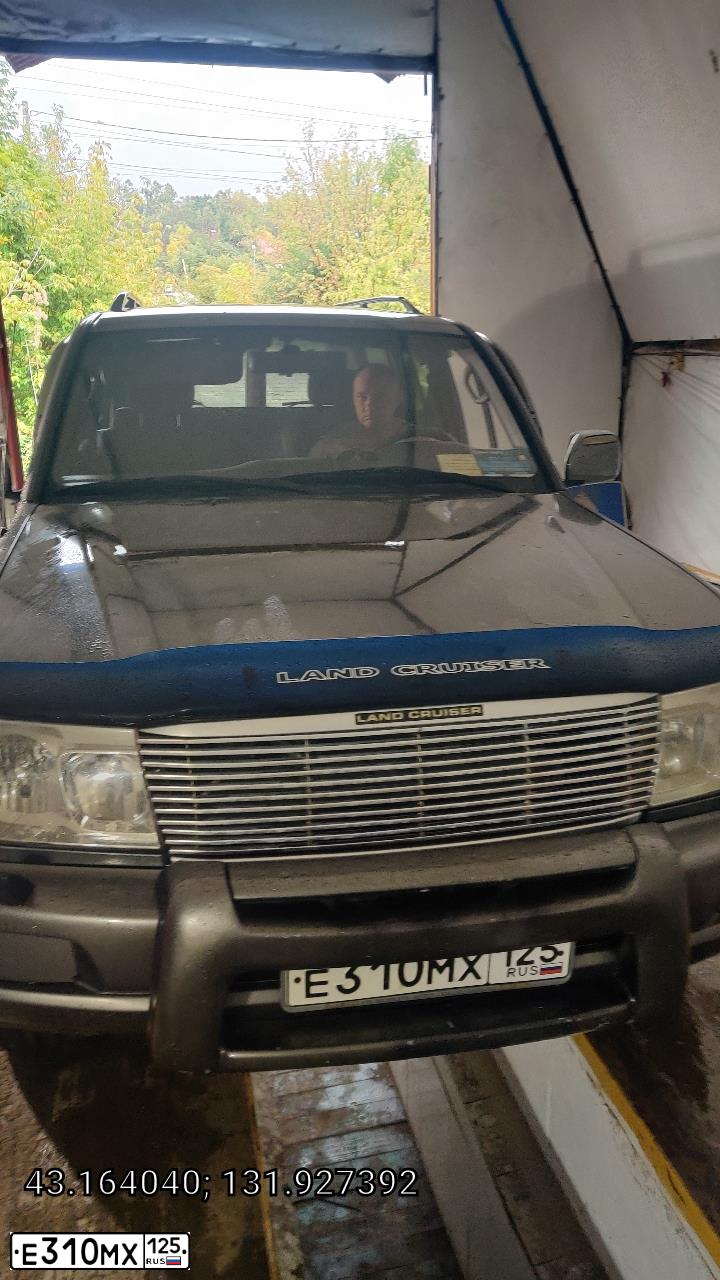 Фото автомобиля TOYOTA LANDCRUISER, 2001 — госномер К444СВ42. Цвет: СЕРЫЙ