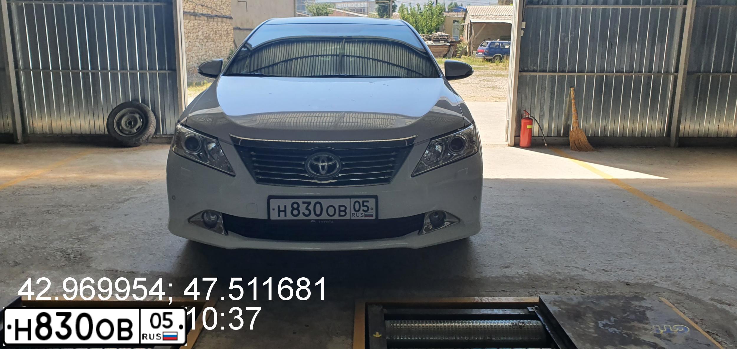 Фото автомобиля TOYOTA CAMRY, 2013 — госномер Н830ОВ05. Цвет: Белый
