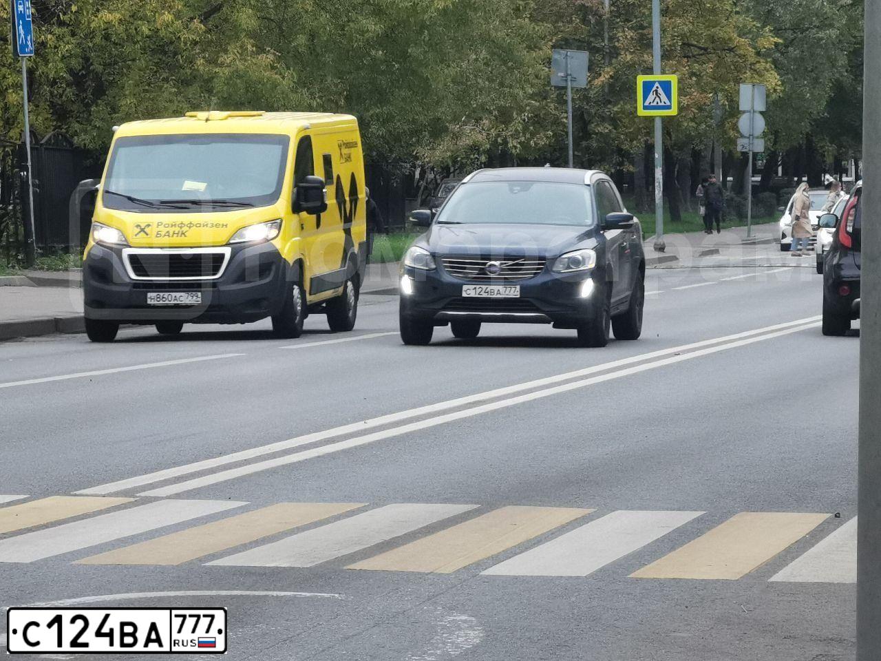 Фото автомобиля VOLVO XC60, 2014 — госномер В651РС790. Цвет: СИНИЙ ТЕМНЫЙ