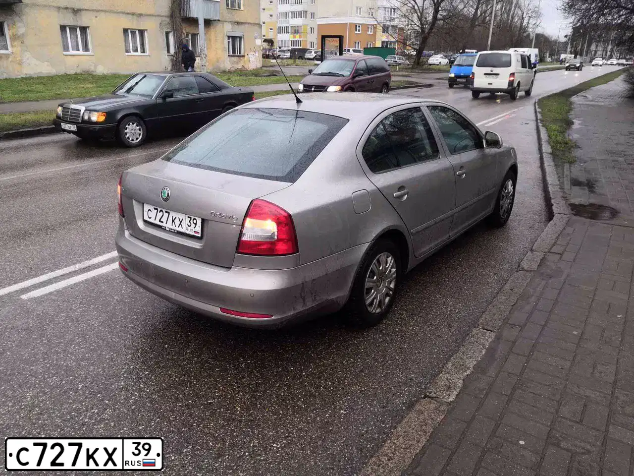 Фото автомобиля SKODA OCTAVIA, 2009 — госномер С727КХ39. Цвет: БЕЖЕВЫЙ