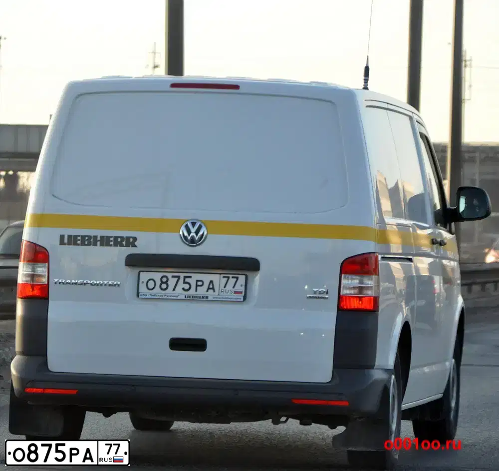 Фото автомобиля VOLKSWAGEN TRANSPORTER, 2012 — госномер О875РА77. Цвет: БЕЛЫЙ