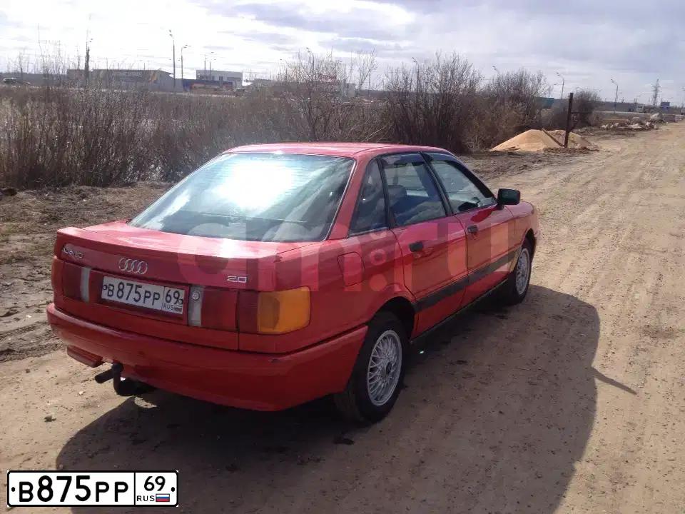 Фото автомобиля AUDI 80, 1987 — госномер Е488НМ99. Цвет: Красный