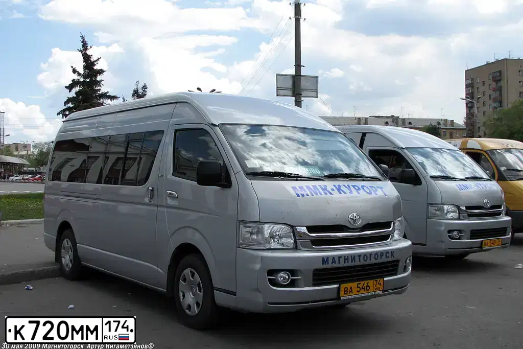 Фото автомобиля TOYOTA HIACE, 2008 — госномер К720ММ174. Цвет: СЕРЫЙ