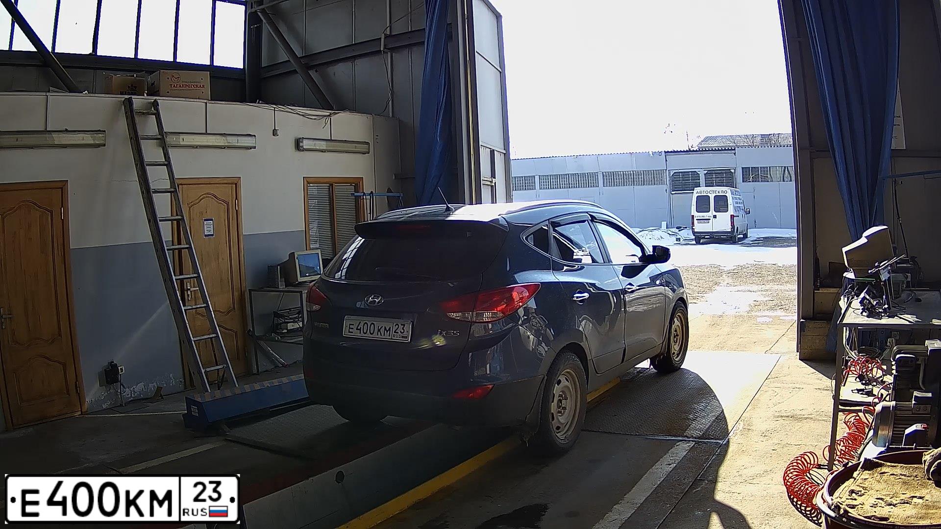 Фото автомобиля HYUNDAI IX35, 2010 — госномер Е540ХК199. Цвет: ТЕМНО-СИНИЙ