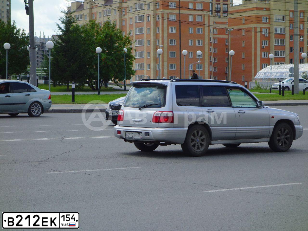 Фото автомобиля SUBARU FORESTER, 2000 — госномер В212ЕК154. Цвет: СЕРЕБРИСТЫЙ