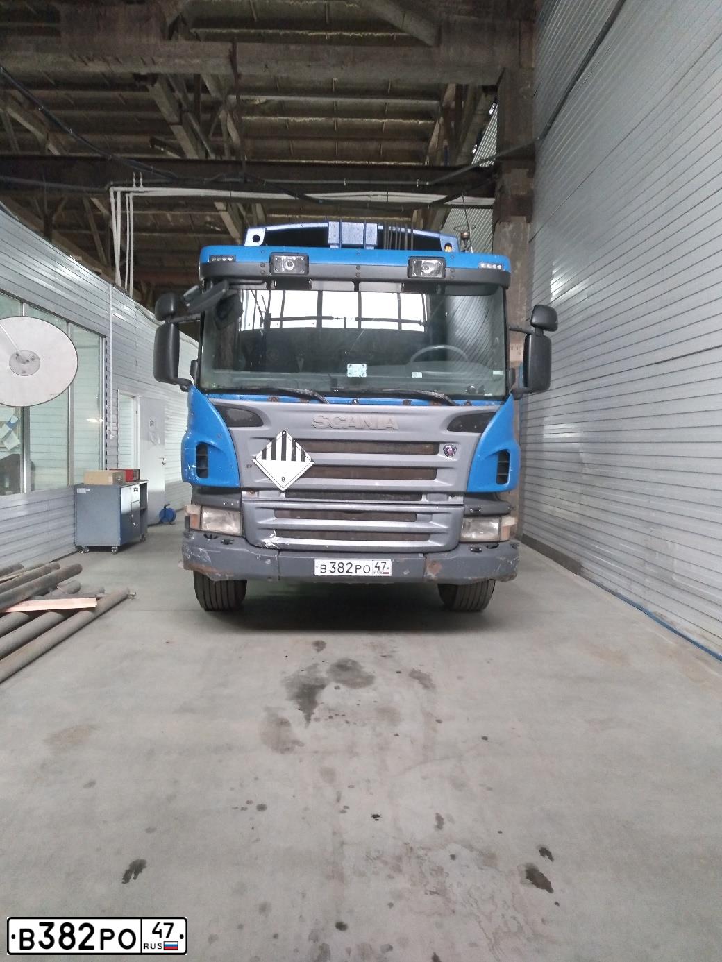Фото автомобиля SCANIA A SERIE P 6X2, 2009 — госномер В382РО47. Цвет: синий