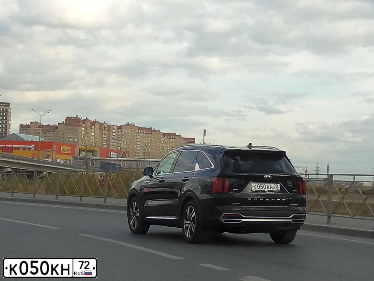 Фото автомобиля KIA SORENTO, 2020 — госномер К050КН72. Цвет: ЧЕРНЫЙ