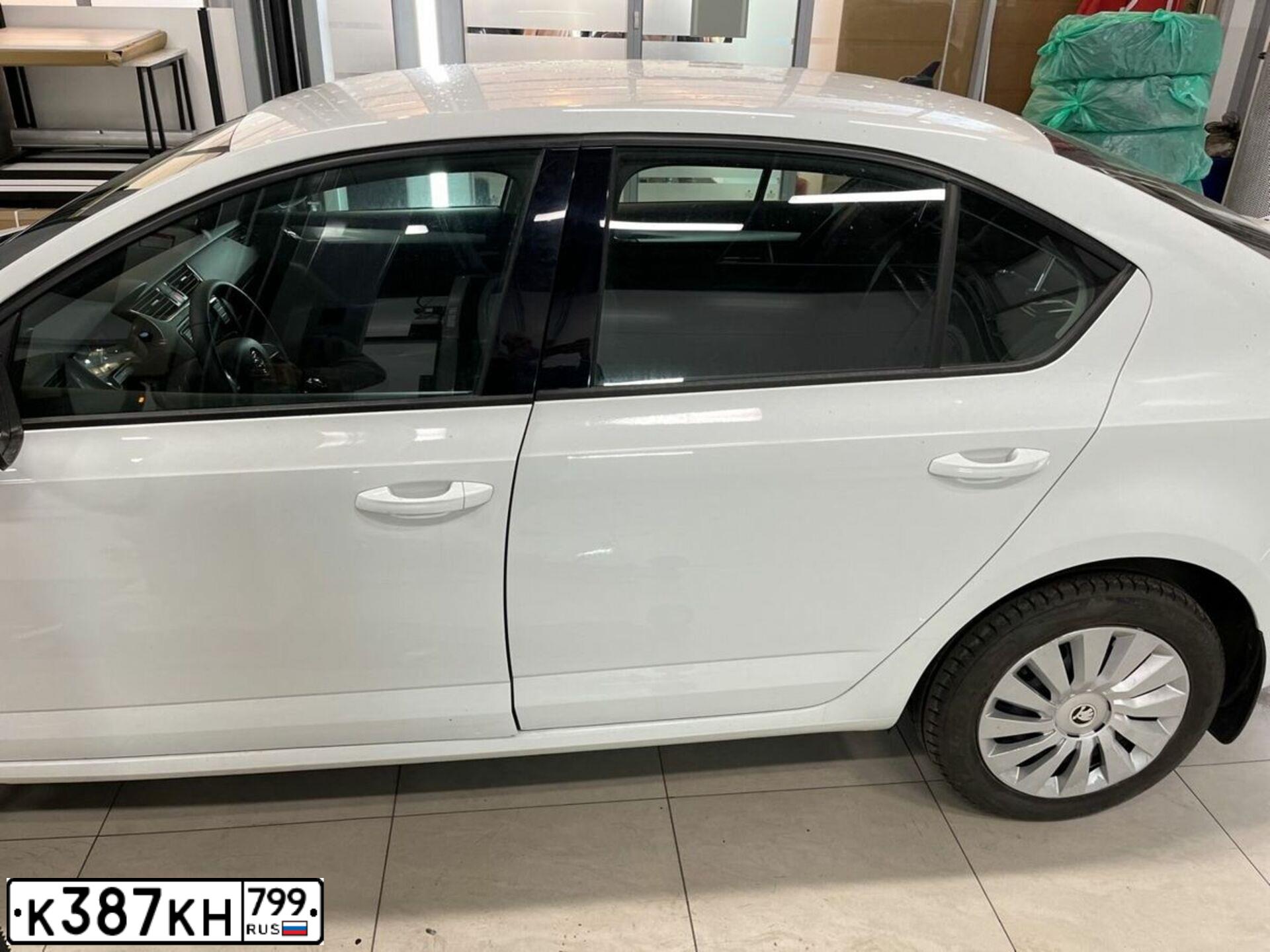 Фото автомобиля SKODA OCTAVIA, 2018 — госномер С942ОМ198. Цвет: Белый