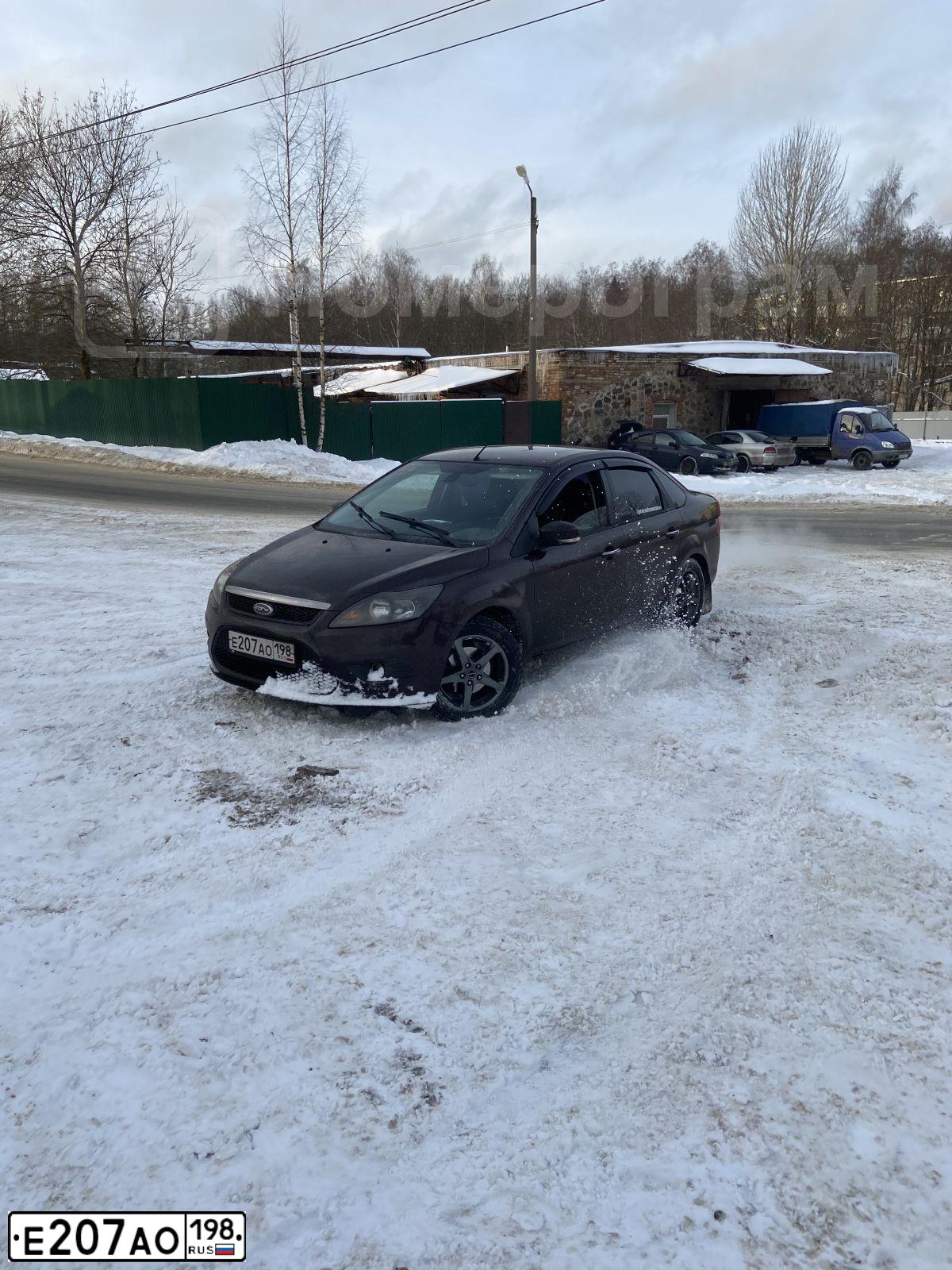 Фото автомобиля FORD FOCUS, 2010 — госномер Е207АО198. Цвет: ФИОЛЕТОВЫЙ