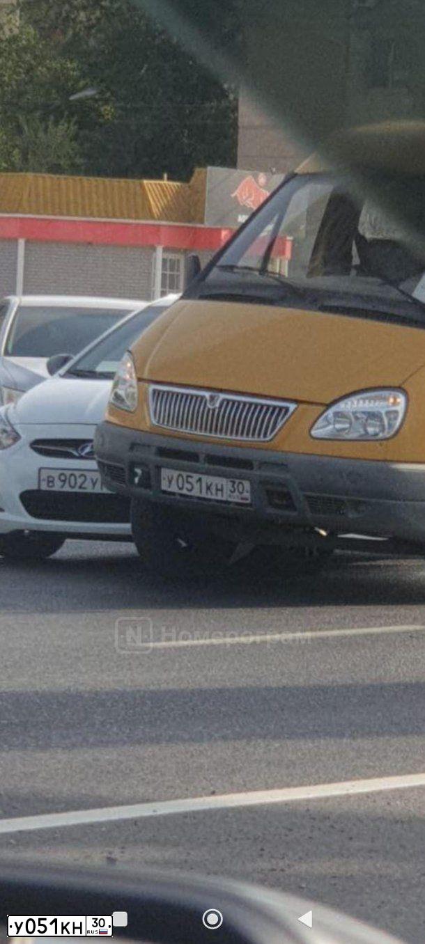 Фото автомобиля GAZ 3221 EL, 2004 — госномер У051КН30. Цвет: ЗОЛОТИСТО-ЖЕЛТЫЙ