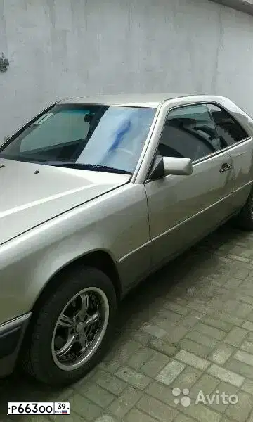 Фото автомобиля MERCEDES E-KLASSE, 1989 — госномер Р663ОО39. Цвет: СЕРЫЙ