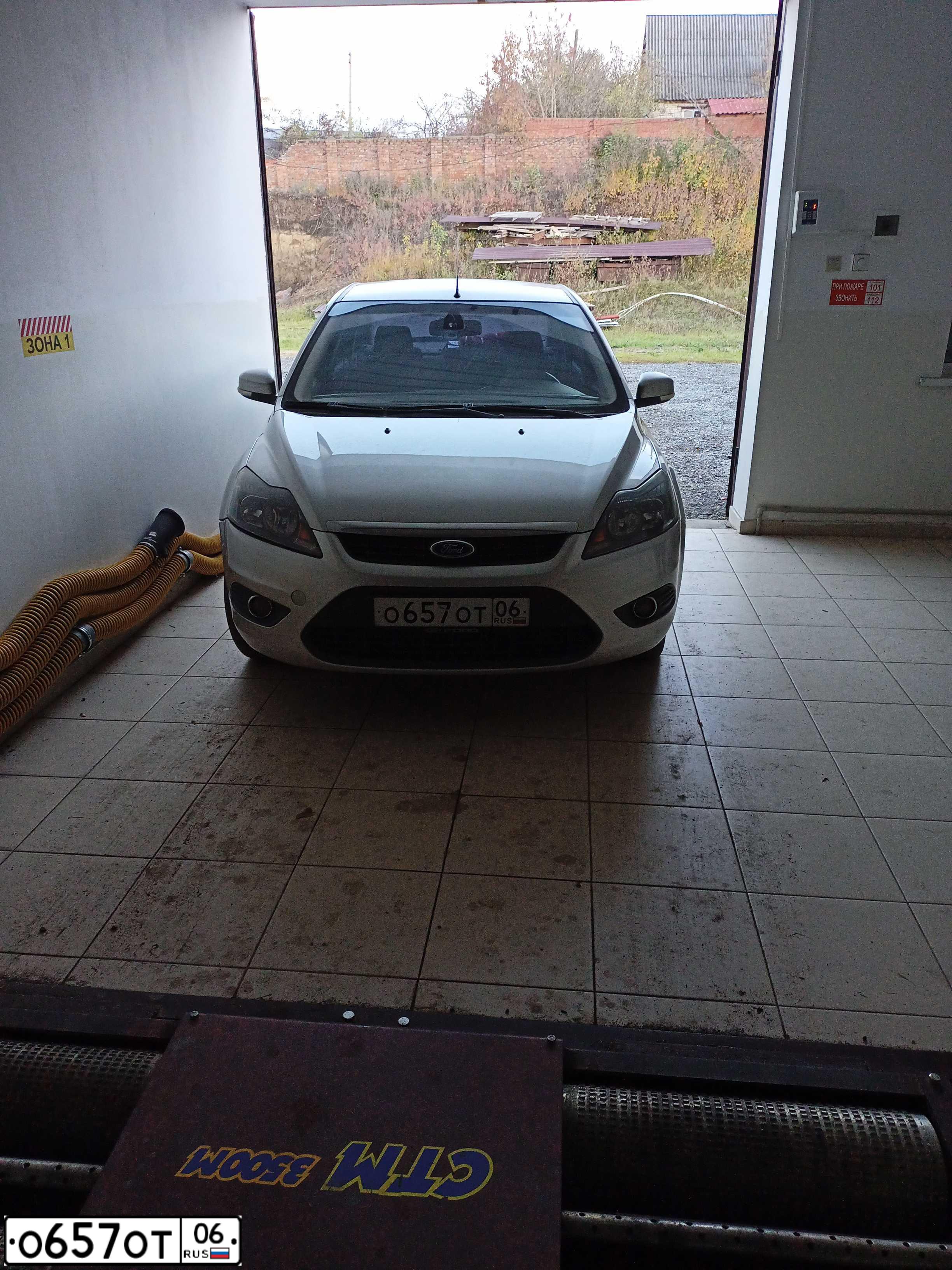 Фото автомобиля FORD FOCUS, 2010 — госномер В414УЕ152. Цвет: СВЕТЛО-СЕРЫЙ