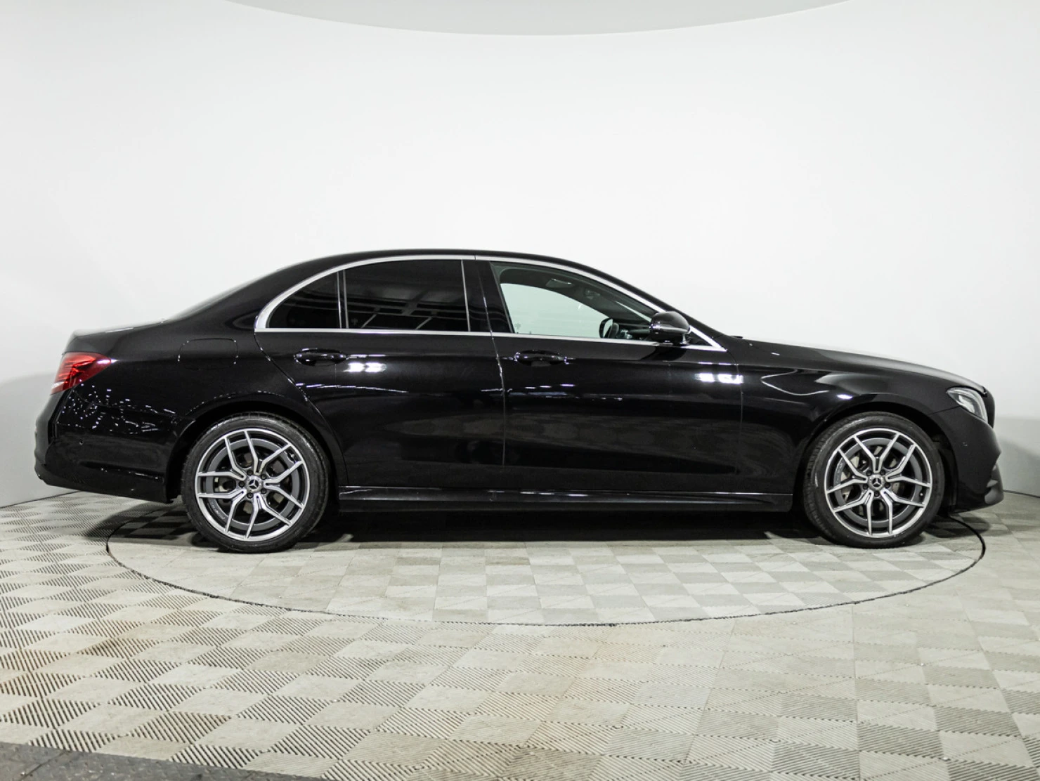 Фото автомобиля MERCEDES-BENZ E220, 2019 — госномер Т235НТ198