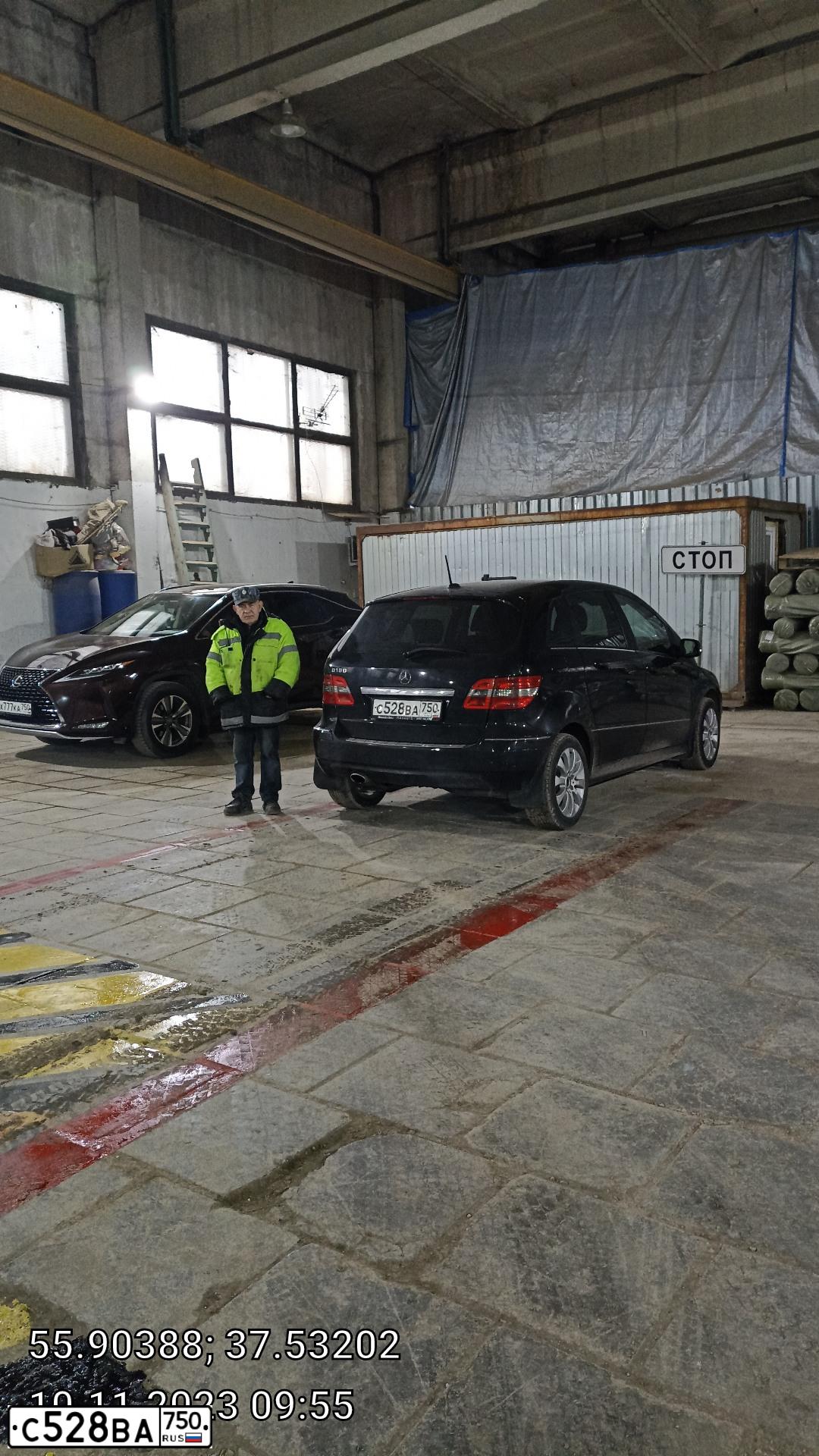 Фото автомобиля MERCEDES B-KLASSE, 2009 — госномер Н888АС64. Цвет: ЧЕРНЫЙ