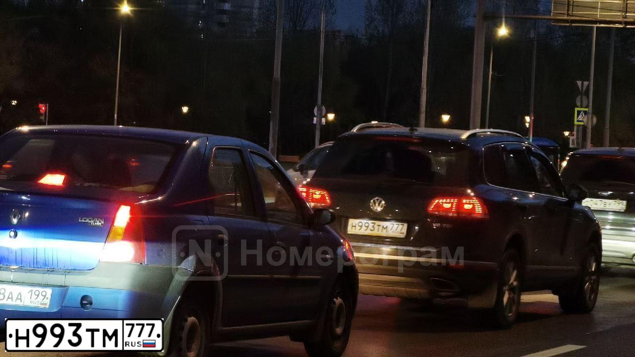 Фото автомобиля VOLKSWAGEN TOUAREG, 2016 — госномер Н993ТМ777. Цвет: Темно-синий