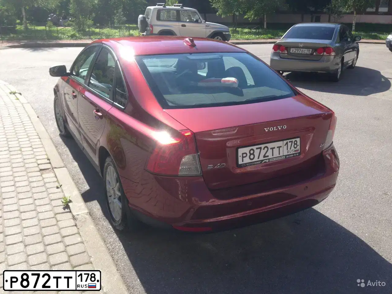 Фото автомобиля VOLVO S40, 2008 — госномер У990МР98. Цвет: КРАСНЫЙ