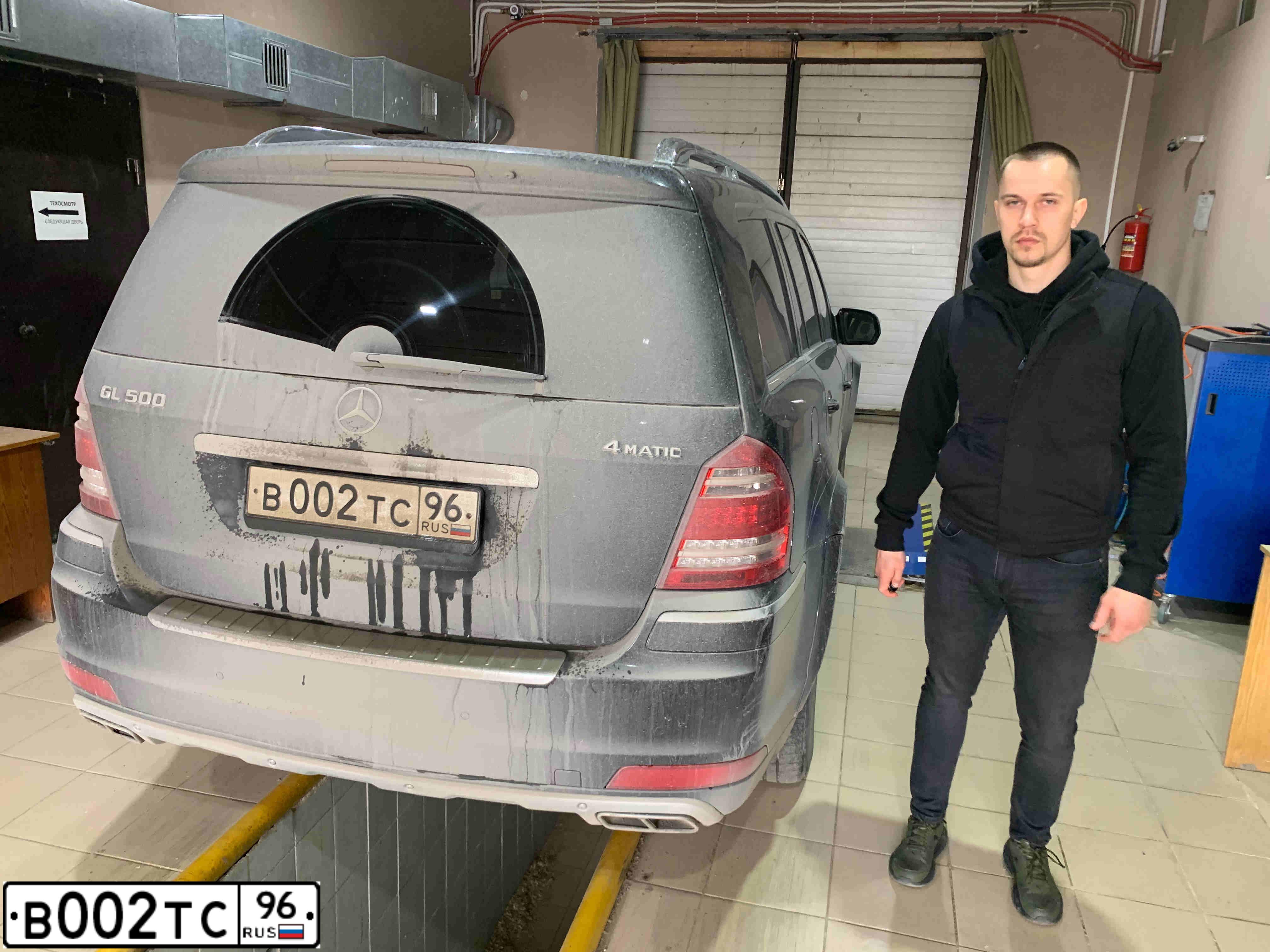 Фото автомобиля HUMMER H2, 2005 — госномер Е687ЕС196. Цвет: СЕРЫЙ