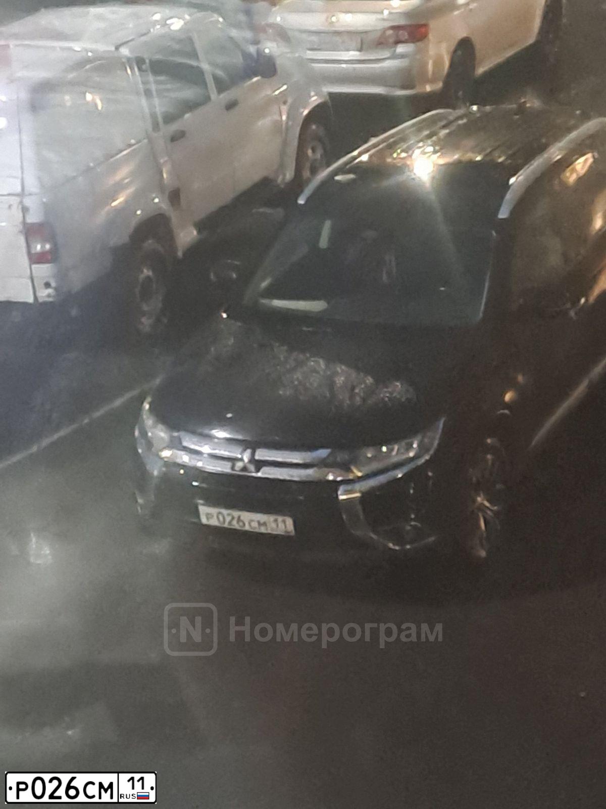 Фото автомобиля MITSUBISHI OUTLANDER, 2017 — госномер Р026СМ11. Цвет: ЧЕРНЫЙ