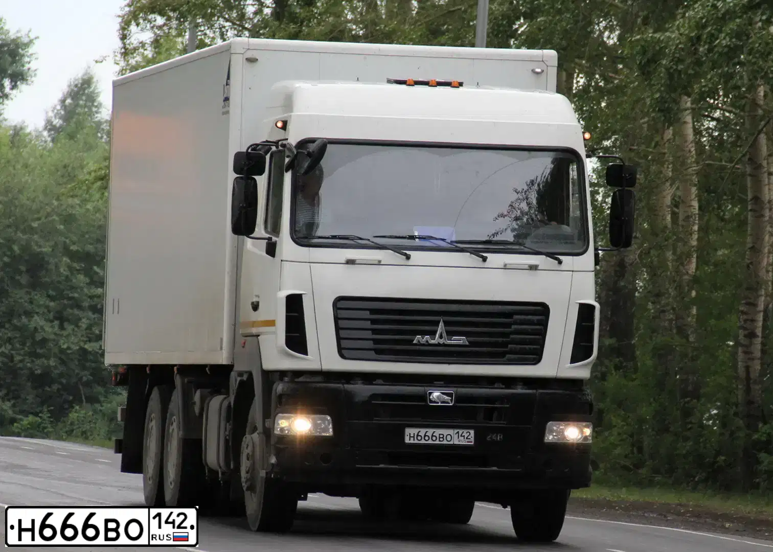 Фото автомобиля MAZ MAN MAZ-MAN 6312 /6X4/, 2013 — госномер Н666ВО142. Цвет: Белый