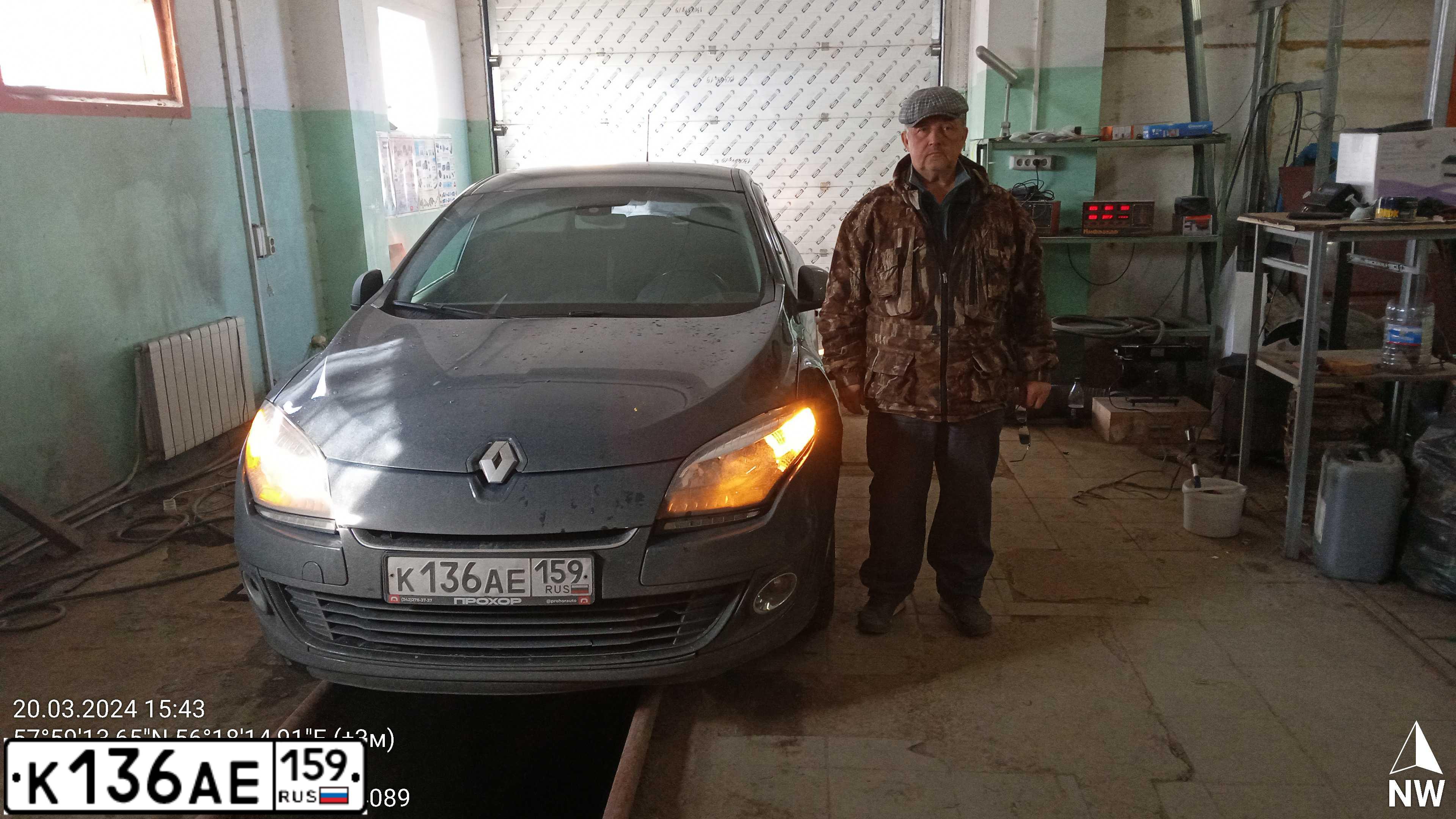 Фото автомобиля RENAULT MEGANE, 2013 — госномер Е698ВС159. Цвет: голубой