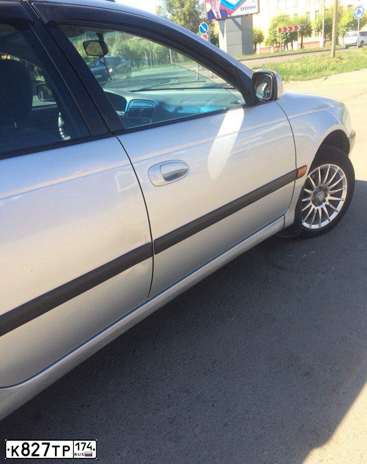 Фото автомобиля TOYOTA AVENSIS, 1999 — госномер Е322ТС163. Цвет: БЕЛО-СЕРЫЙ