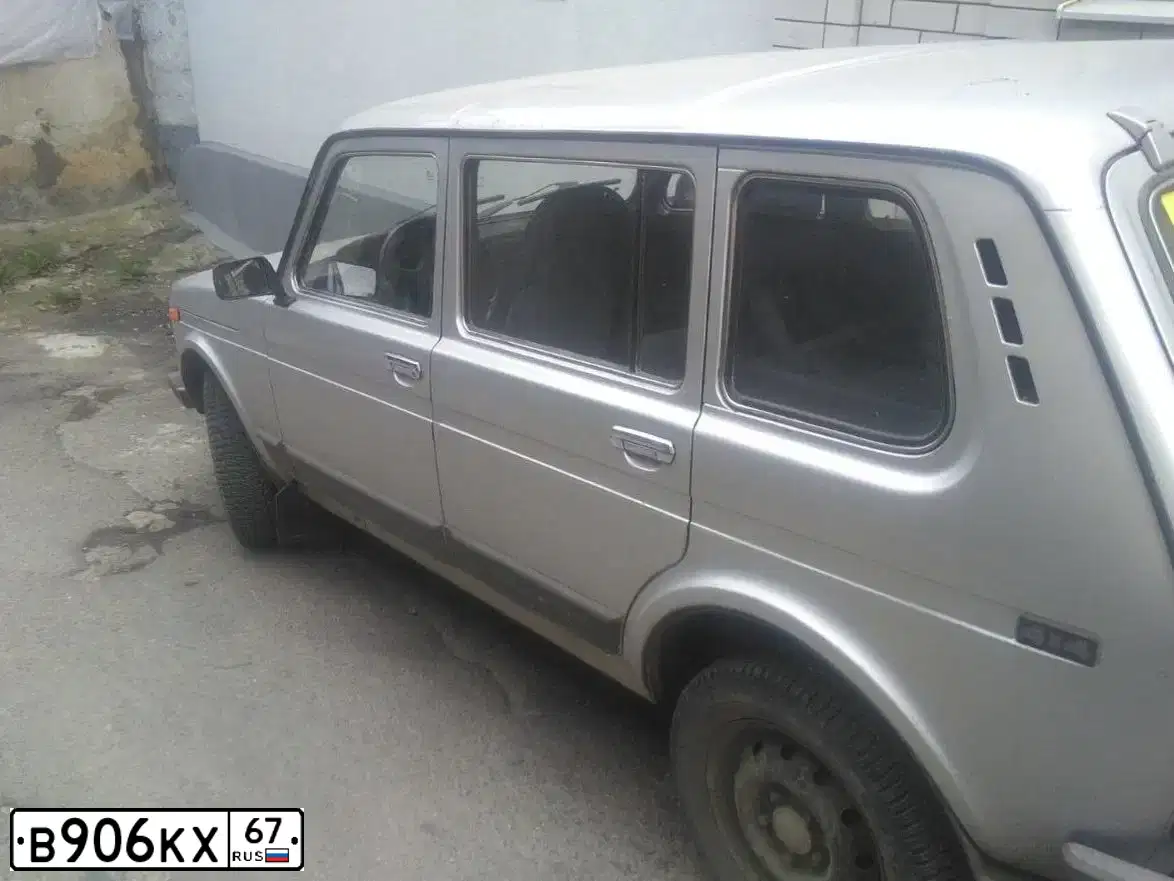 Фото автомобиля LADA 2131 NIVA, 2009 — госномер В906КХ67. Цвет: Светло-Серебристый металлик