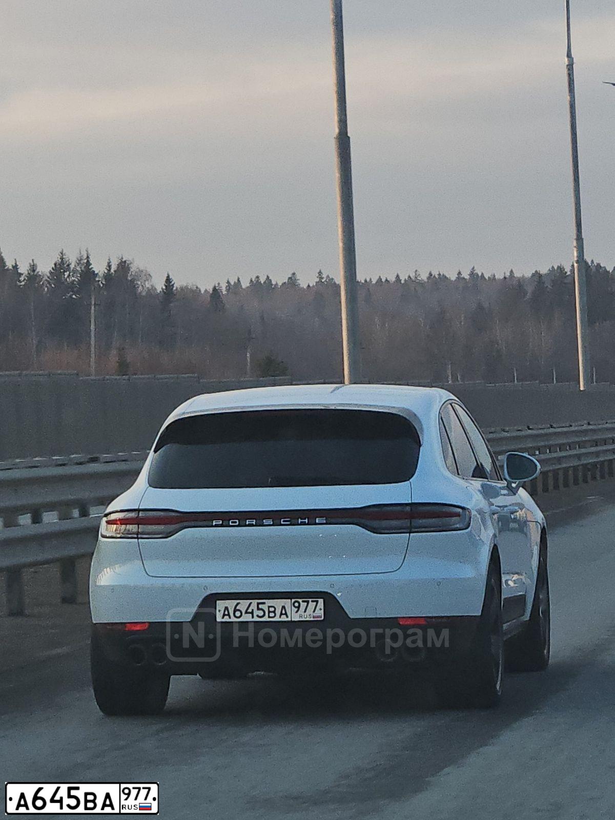 Фото автомобиля PORSCHE MACAN, 2019 — госномер А645ВА977. Цвет: Белый