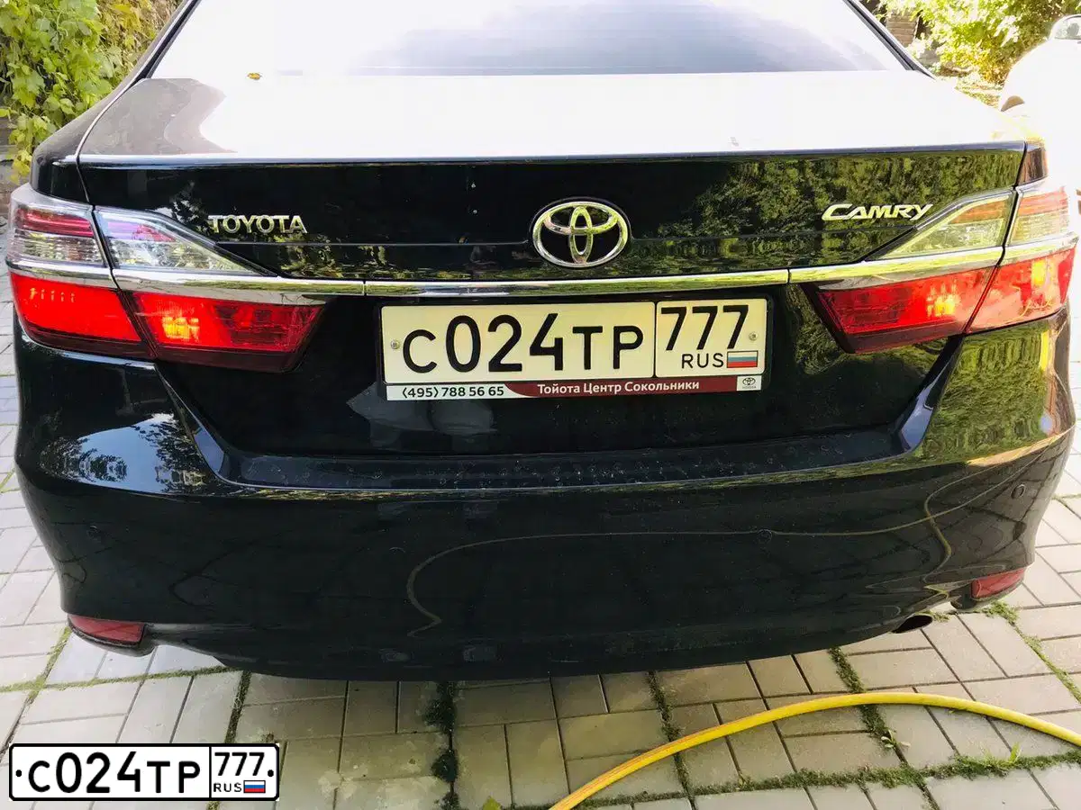 Фото автомобиля TOYOTA CAMRY, 2016 — госномер С024ТР777. Цвет: ЧЕРНЫЙ МЕТАЛЛИК