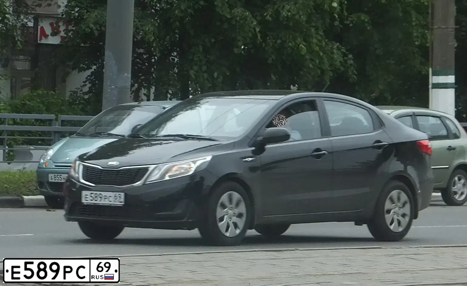 Фото автомобиля KIA RIO, 2014 — госномер Е589РС69. Цвет: ЧЕРНЫЙ