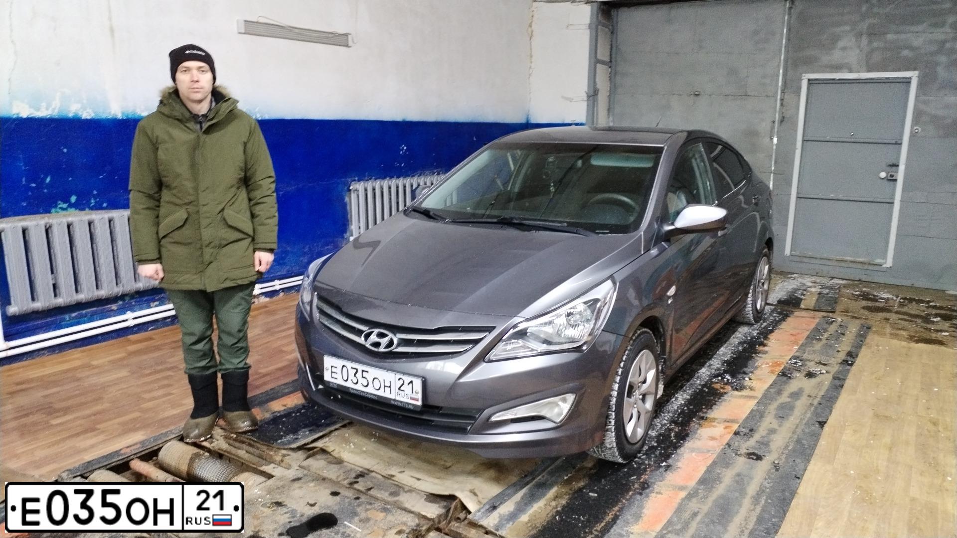 Фото автомобиля HYUNDAI SOLARIS, 2015 — госномер Е035ОН21. Цвет: ТЕМНО-СЕРЫЙ