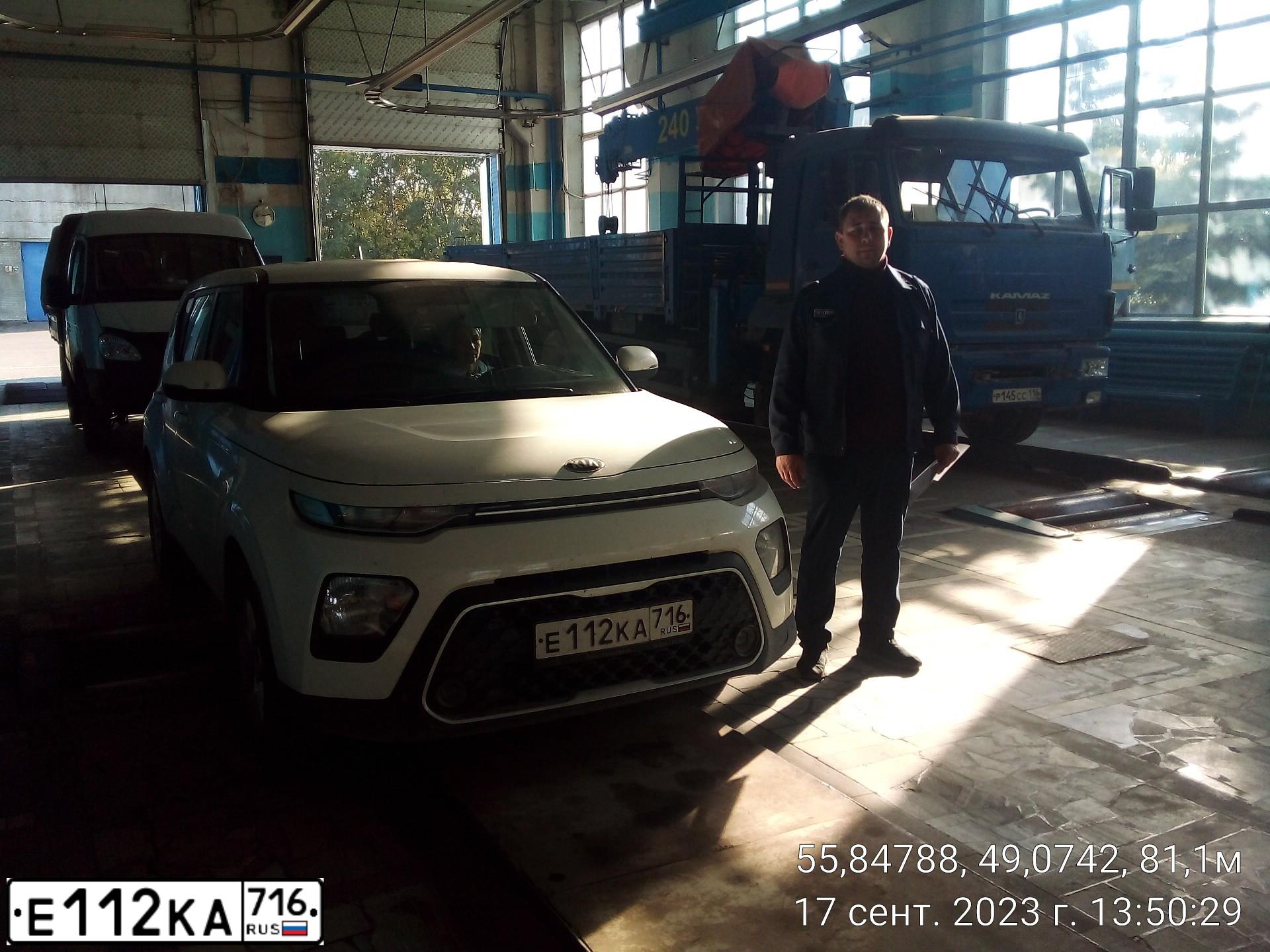 Фото автомобиля KIA SOUL, 2019 — госномер Е112КА716. Цвет: Белый