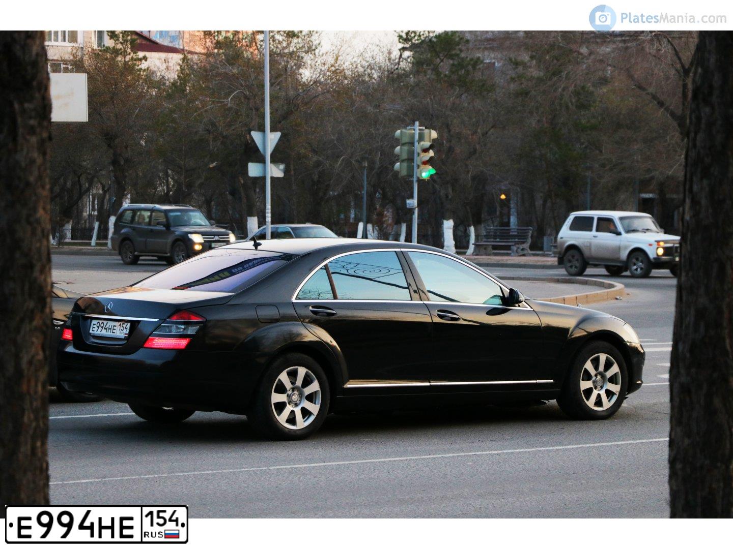 Фото автомобиля MERCEDES S-KLASSE, 2006 — госномер Е994НЕ154. Цвет: ЧЕРНЫЙ