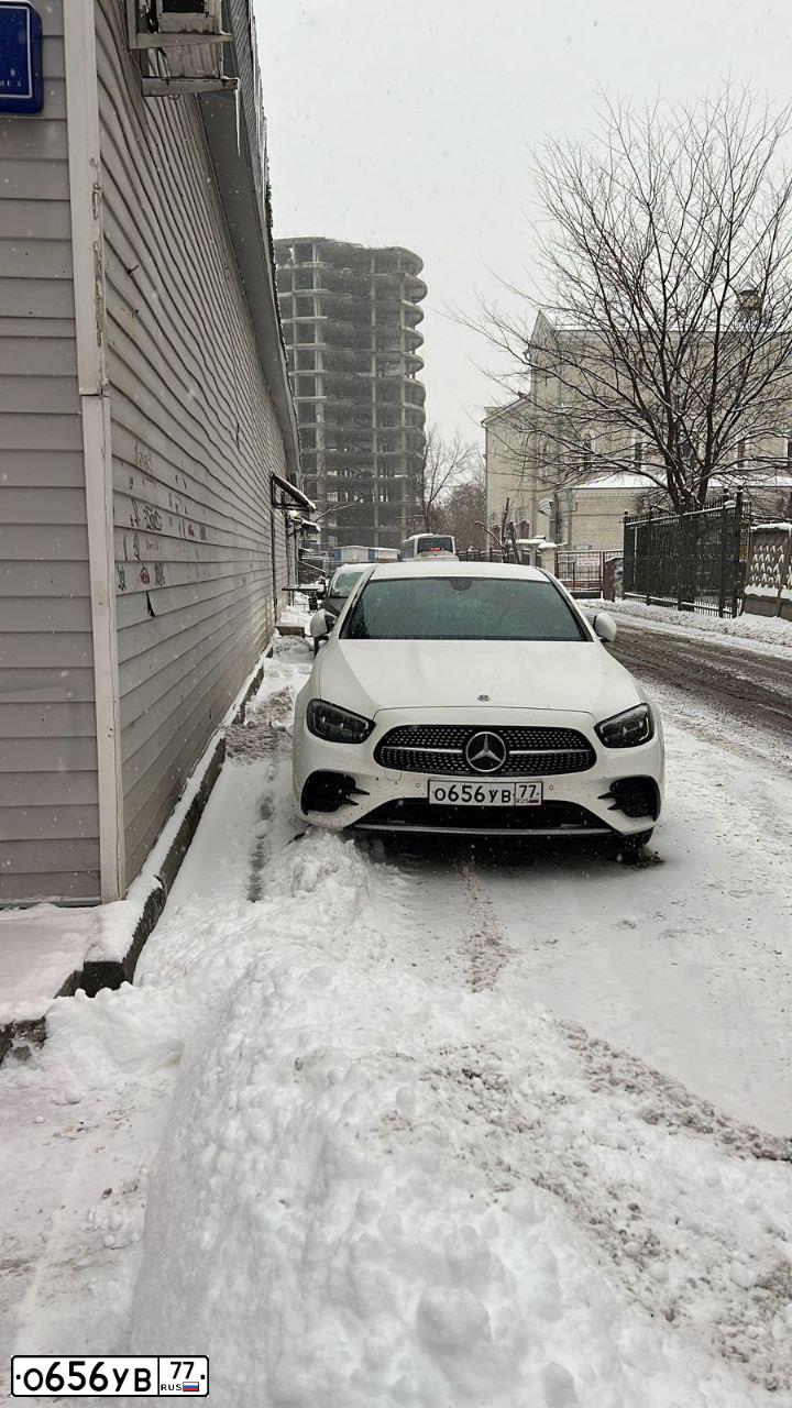 Фото автомобиля LEXUS RX, 1999 — госномер К673УО750. Цвет: БЕЛЫЙ (СЕРЫЙ)