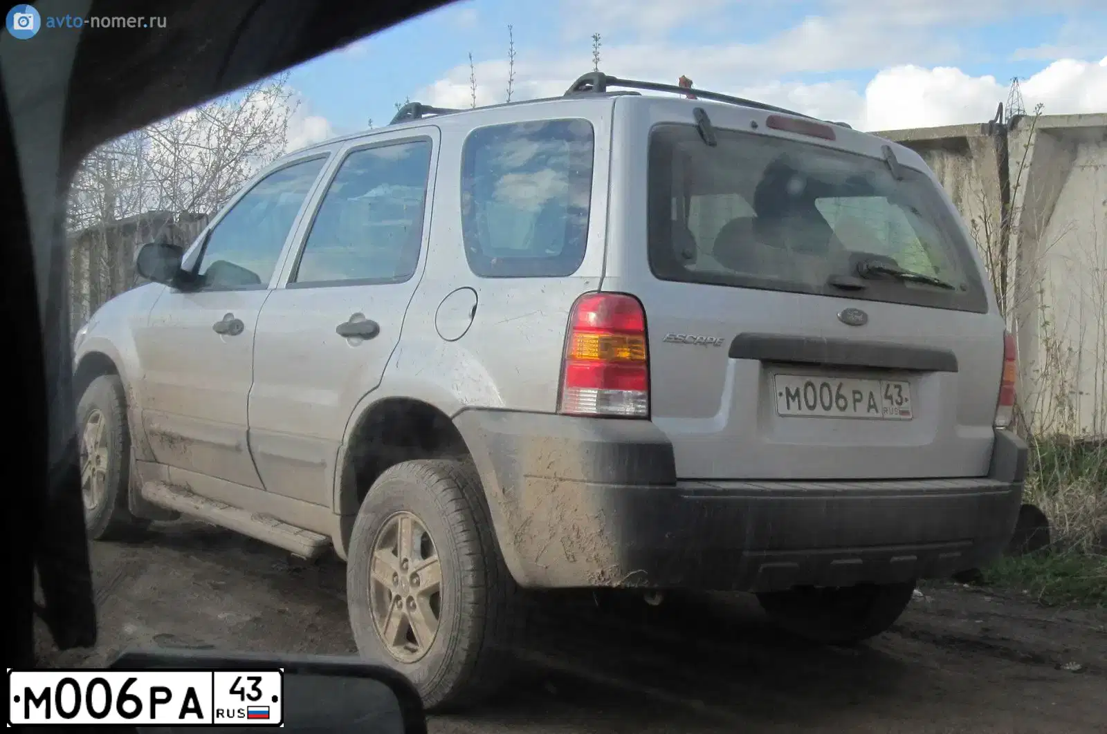 Фото автомобиля FORD ESCAPE, 2004 — госномер У323РМ43. Цвет: СЕРЕБРИСТЫЙ