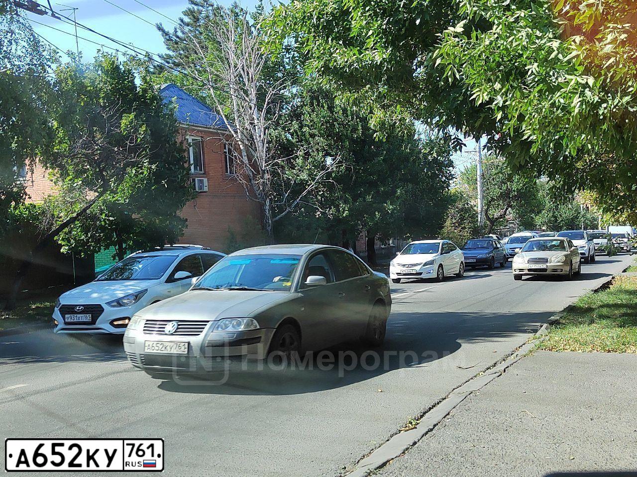 Фото автомобиля VOLKSWAGEN PASSAT, 2001 — госномер А652КУ761. Цвет: СЕРЫЙ