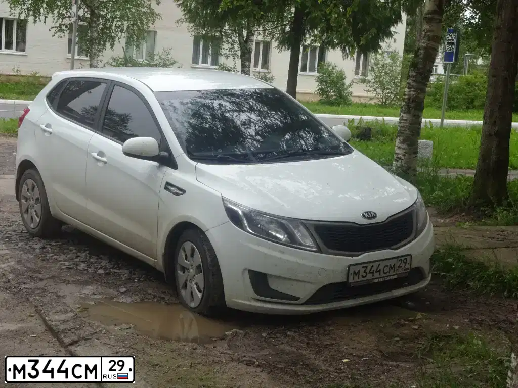 Фото автомобиля KIA RIO, 2014 — госномер Е791МО147. Цвет: Белый
