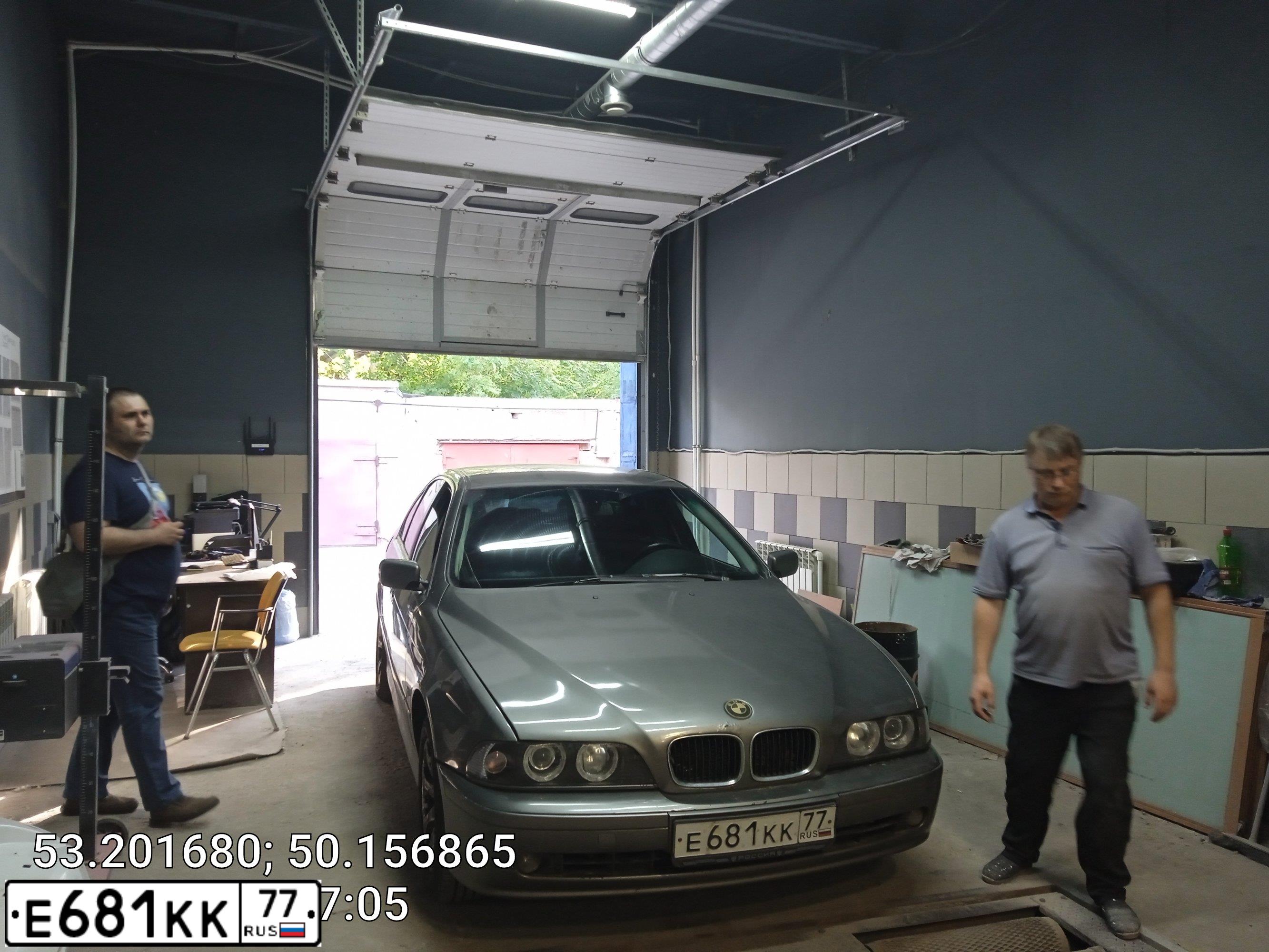 Фото автомобиля BMW SERIE 5, 2002 — госномер Е681КК77. Цвет: СЕРЫЙ