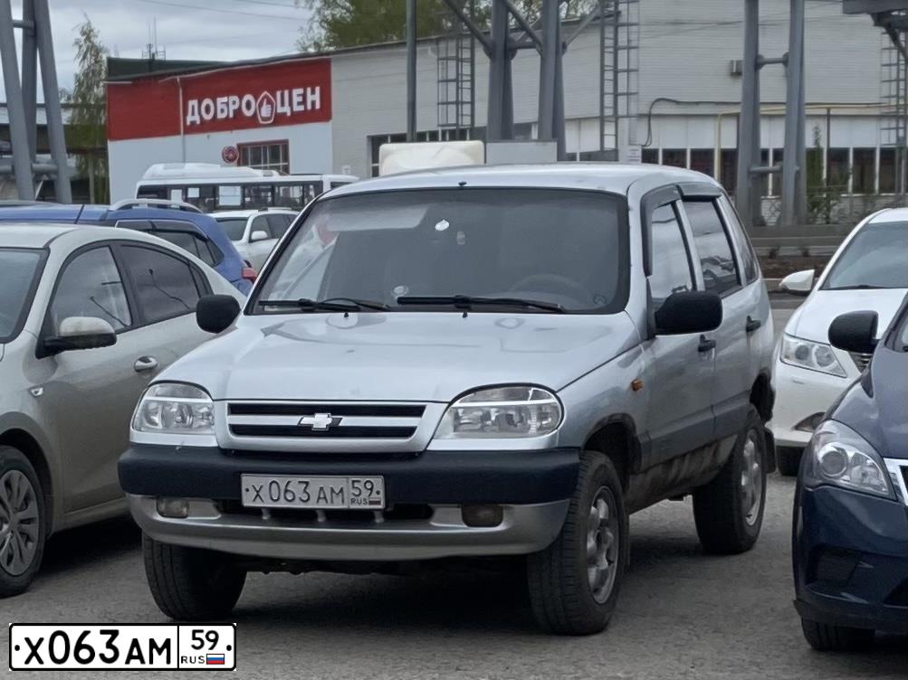 Фото автомобиля CHEVROLET NIVA, 2003 — госномер Х063АМ59. Цвет: Светло-серебристый металик