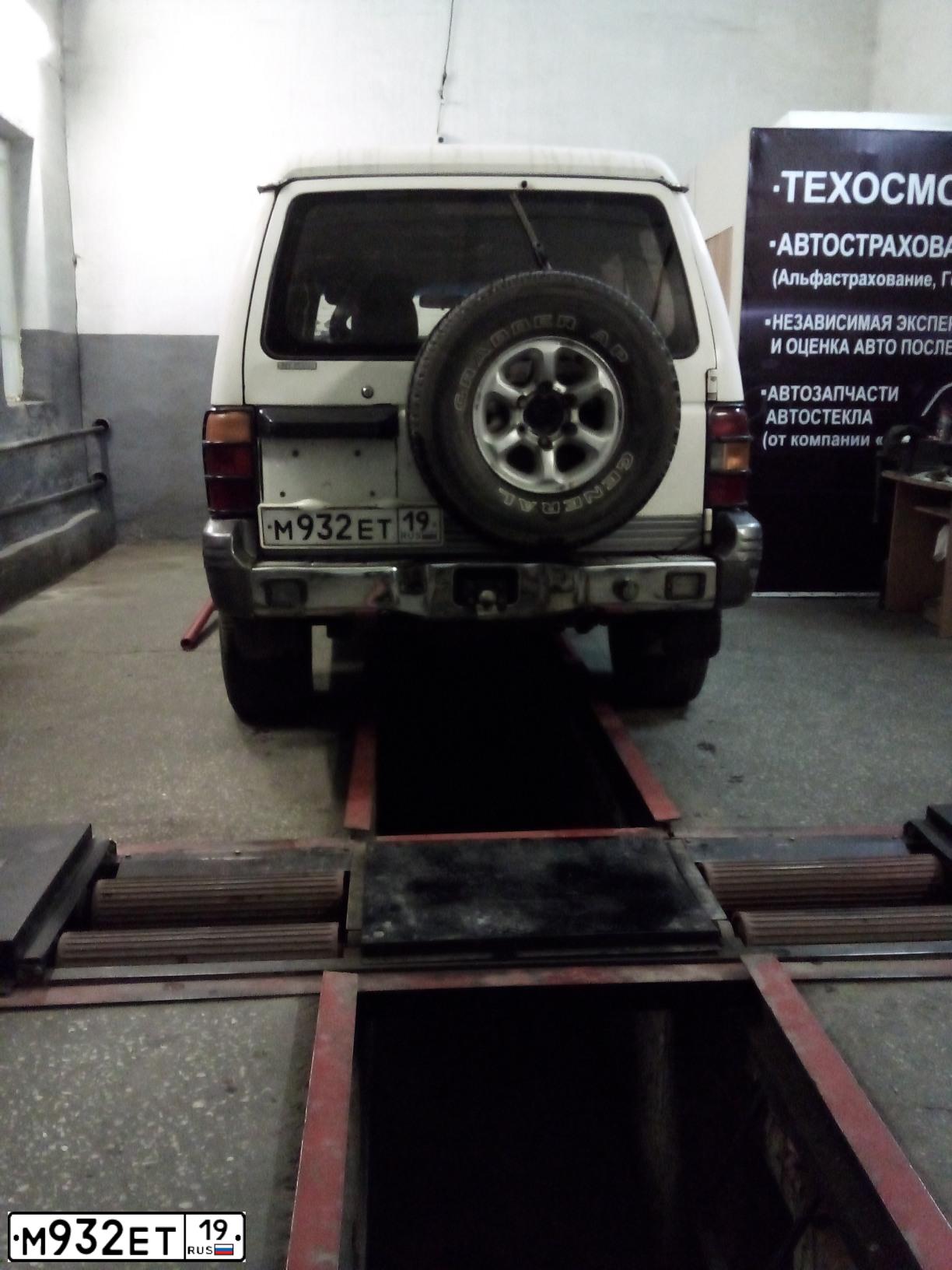 Фото автомобиля MITSUBISHI MONTERO, 1995 — госномер А602СА37. Цвет: Белый